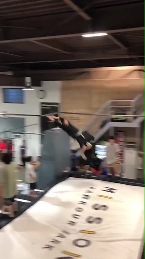 吹っ飛び選手権で優勝したパルクールの技