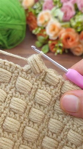 This may be the easiest crochet blanket pattern you've ever seen... amazing technique #crochet | Yurdagül Canbey