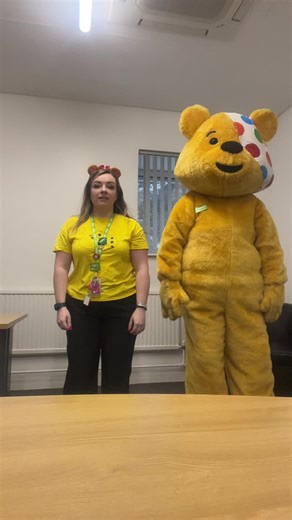 Bailando con Pudsey Bear para ayudar a los niños