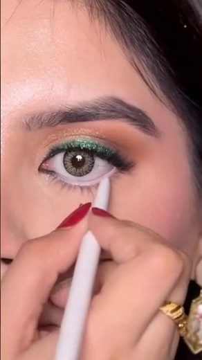 Brown Eyeshadow with Green Eyeliner | Stunning Contrast Eye Makeup Tutoria#eyemakeup #shortsviral