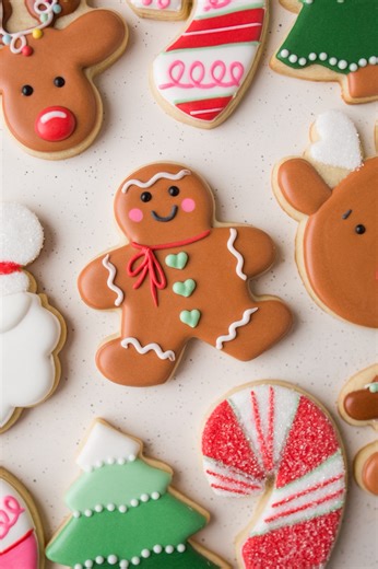 This cute gingerbread man will be at our vendor events this weekend! Thursday we have the Fireside Winery Sip & Shop from 6-8:30pm and Saturday is the Iowa City Holiday Market from 8am-1pm! #christmascookies #gingerbreadman #sugarcookies #cookiedecorating #satisfyingvideo #iowa | South Street Cookies