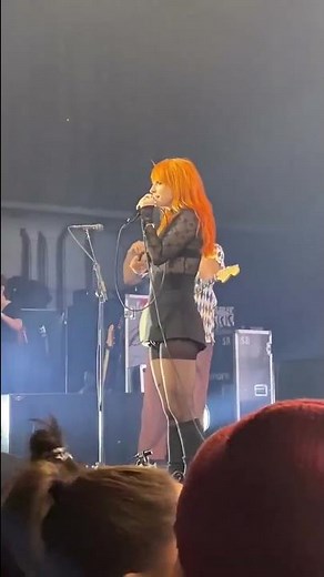 Hayley Williams stops a fight at the Paramore concert