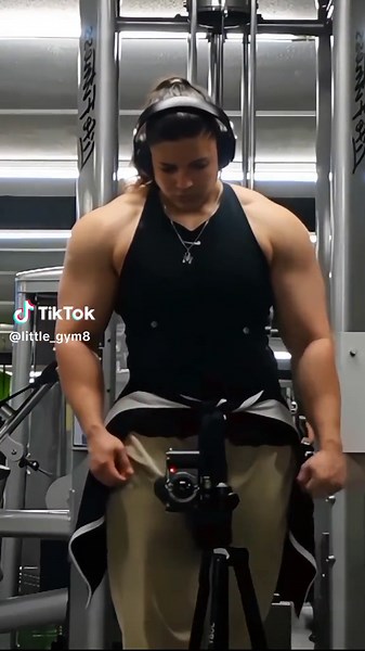 تحدي الفتيات في الجمنازيوم: قوة ولياقة