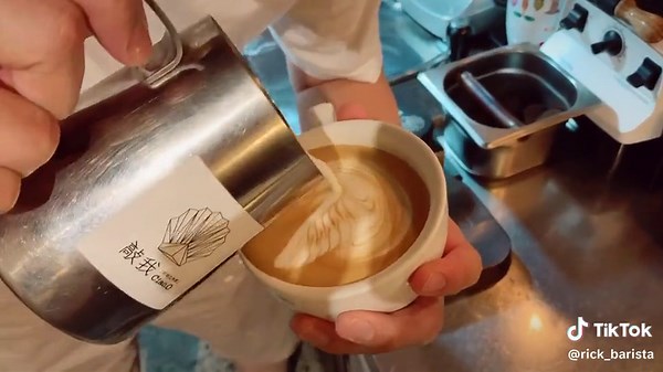 天鵝最後收尾GG🤭#coffee#everyday#latte#art#coffeelover#espresso#coffeetime#newtaipeicity#taiwan#拉花#天鵝#咖啡拉花