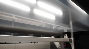 「照明効果のある自動ポリエチレンビニール袋製造機。 プラスチック包装フィルムの生産のための産業ライン。包装材料製造工場」の動画素材（ロイヤリティフリー）1110076993 | Shutterstock