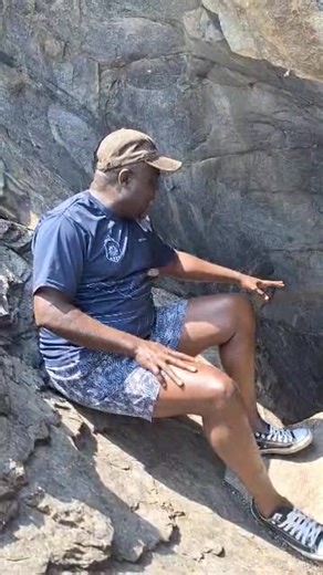 Traditional African Reinforcement Nne ke ile go fasa dxii yes Ladies and Gentlemen this was during the initial multi centers Gambling Authority - Botswana campaign of Motshameko O Phepa somewhere around this time last year. Upon return there was this sign saying Tsodilo hills and we took a turn for an Eternal experience of a swam of bees that won't attack you, the Python den amongst others koore ketswa go ithatahatsa ka thware. Botswana is blessed with an abundance of rare natural phenomena and 