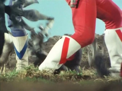 男战士的弱点被地下的小兵攻击 腿被抱住不能还手只好被虐打惨叫痛苦 失去能量 太阳战队14集精华剪辑