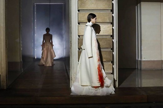 Take a look at the Givenchy Couture Spring Summer 2018 collection's video. | Nowfashion.com