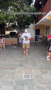 Um quadrado no chão, uma caixa de panetone e muita risada envolvida 💛 Mais do que a brincadeira, o que fica são os olhares, as gargalhadas e a presença real. Momentos assim ensinam às crianças que o Natal não mora só nos presentes, mas no tempo compartilhado, na conexão e na alegria de estar junto. Que a gente nunca perca a chance de transformar o simples em memória — porque é isso que vira afeto para a vida toda. ✨ | atividades_para_brincar