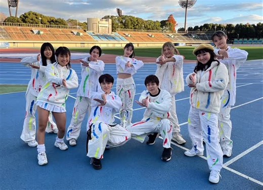 HANDSIGN TATSU on Instagram: "2025年は20周年記念の年でした 20年 振り返ると本当にあげさげありました 叶った夢もあれば、叶わなかった夢 出会う人がいたり、別れる人もいたり 幸せな時があったり、苦しい時もあったり そして20年続ける大変さも学びました。 そんなあげさげな20年でしたが ここまで活動出来ているのは距離関係なく、色々な形で交わってくれた皆さんのおかげです。 本当にありがとうございました。 そして、しんご今まで本当にありがとう！ あとどれくらい続けられるかなんてわからないけど、パシフィコ横浜でワンマンライブはやりたい気持ちです。 良いお年をお迎え下さい🙇‍♂️"