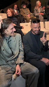 La coppia di cui non sapevamo di avere bisogno: Luca Marinelli e Ricky Martin nella front row dello show A/W 26 di @giorgioarmani | GQ Italia