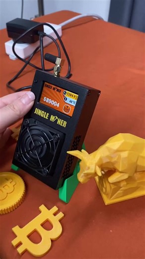 Bitcoin mining isn’t loud when it’s part of a 2026 desk design #bitcoinmining #jinglemining #Miner #crypto #3dprinting #gadgets #monitor #setuptour #desksetup #2026