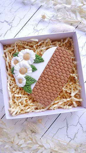 Watch how to use Katy Sue moulds to give this heart shaped cookie a stunning look #cookiedecorating #katysuemoulds #katysuedesigns #cakedecorating