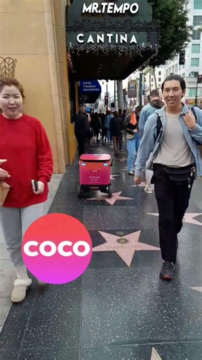 WOW, Caminando Por Hollywood Blvd, Los Angeles, CA. Me Encontré A COCO. "COCO - Robot Food Delivery"