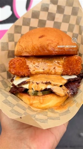 Where are my cheese heads at?! The Curd, Chef! burger special is gone for good after tonight’s service (12/8) at Dual Citizen Brewing so you’re gonna wanna come visit. Jess is smashing and serving from 5-9pm. Look for the frozen guy with a spatula in his hand. 🖤🤬 🍔: panko crusted cheese curd patty featuring our scratch made pepper jack, burnt scallion ranch bbq, Gouda, and house pickles | The Angry Line Cook MN