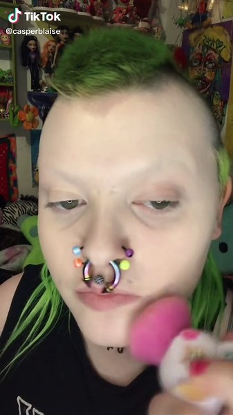 🧷🧷🧷🧷🧷 #makeuptutorial #colorfulmakeup #punx #nonbinary #clownpunk #goth #theythem #ootd