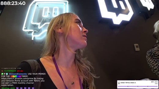 【無情】4年半、寝てる時もカメラを切らなかった女性。Twitch本社で「別人」が讃えられたシャワー中も、寝てる時も、外出中もカメラはオン。1,639日（約4年半）連続配信中。これは世界記録だ。そんな彼女が、Twitch本社で名前を呼ばれなかった話。■ 彼女がやっていることストリーマーEmilyCCの配信スタイルは「サブアソン」。視聴者がサブスク登録するたび、配信時間が延びる仕組みだ。誰かが登録するたび、配信を切れなくなる。1ヶ月続けば話題、100日で伝説。彼女は1,639日続けている。Twitch史上最長記録だ。■ 本社で起きたこと2026年5月12日、EmilyCCはTwitch本社を訪問。社員が「サブアソン文化を引き上げた人物」の話を始めた。挙がった名前は、LudwigとKai Cenat。本人ではなかった。・Ludwig：30日間のサブアソンで一躍スターになった配信者・Kai Cenat：Mafiathon 3で同時サブ100万超を記録した現Twitch王ふたりとも、彼女より圧倒的に「短く・派手に」歴史に名を刻んだ有名人。そしてEmilyCC本人は、その話を隣で聞いていた。■ 数