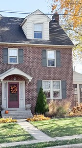📍101 N Vernon St, York, PA 17402 This 1942 charming brick home located in Suburban School District has: ✔️3 bedrooms ✔️2.5 bathrooms ✔️Screened in porch ✔️Back porch ✔️Hardwood floors ✔️Fireplace Call or DM us for a private showing now! 📲717-904-4500 | Inch & Co. Real Estate