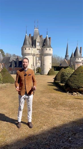 A VENDRE CHEZ DENNIEL IMMOBILIER 120km de Paris - Perche - château bâti du XVème au XXème siècle - charme et allure exceptionnelle - 5 bâtiments principaux - 18 chambres - 2500m2 bâti - sud du Perche - 8km de la bretelle d’autoroute A10 - 41 hectares - bon état de gros œuvre, à restaurer entièrement intérieurement. Classé MH en totalité. Lien vers notre site Web dans la bio et vers l’annonce dans les commentairesPrix : 3 180 000 Euros honoraires inclus (dont 5,67% d’honoraires à la charge de l’a