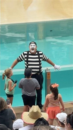 Somebody help him 😹 Tom the mime Seaworld #seaworldmime #funny #comedy #tomthemime