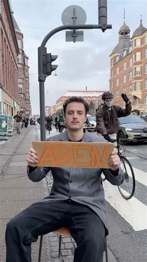 Noah Knudtzon og Balthazar Lerche on Instagram: "Del 3- Balthazar fik sgu 6 sting i låret! 🩸 @schaarup.jensen @hopla.kunst"