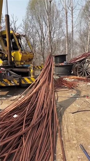 Tung kobbertråd løftes med kran ⚡| Industriel løfteproces