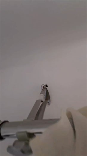 ❌ Failed fixing = common mistake. This curtain rod was fixed into a hollow brick with dead plaster. Result: it didn’t hold. 👉 Hollow walls require expansion anchors (Molly anchors). I refix it properly for a strong and durable hold. Always match the anchor to the wall, not the other way around. — — — — — — — — — ❌ تثبيت فاشل؟ خطأ شائع. التركيب كان في طوبة مجوفة مع جبس ميت، والنتيجة: ما يثبتش. 👉 الجدران المجوفة تحتاج رول تمددية (Molly). إعادة التثبيت بالطريقة الصحيحة لضمان الثبات. دائمًا اختَر 