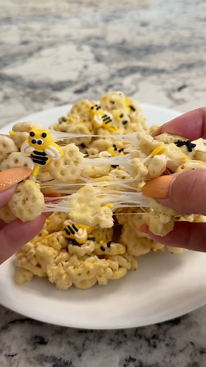1.3M views · 7.7K reactions | Rice krispy treats with a summer twist  #dishes #recipes #food #desserttime #asmr #dessertrecipe #sweettooth #SweetTreats #easyrecipe #partyfoods | Carlie Mayeski | Facebook
