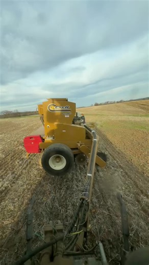 Watch how our each grain drill unfolds from the back window in the cab #esch #eschgraindrill #rebertfarms #unfolding #covercrop (video recorded in late October early November)
