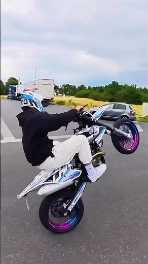 Olli shows off his best stunts! #motorcycle