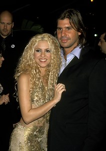 #Shakira vuelve a cantar en directo ‘Día de enero’ casi 20 años después, su carta de amor a #AntoniodelaRúa. Un momento que ha sorprendido a sus fans, pero que han celebrado a lo grande codeando la canción.🎙️'Día de enero', es una de esas baladas íntimas que encontrábamos en el disco 'Fijación Oral Vol. 1' y que fue concebida como una carta de amor dedicada a Antonio de la Rúa, su pareja en ese momento. En sus líneas, ella narra cómo se conocieron en un día de enero. 💌🎶 ¿Qué opinas de que vue