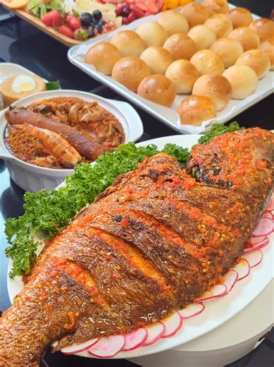 Food styling elevates simple meals. When food is styled properly, it doesn’t just look better, it makes it desirable because people eat with their eyes first. Need a food stylist for your next shoot? Call me ✌🏼 #nigerianfoodstylist #foodstylistinlagos #foodstylistfortvc #grilledfish #beforeandafter