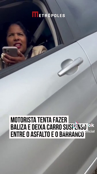 🚗🤔 DEU RUIM NA BALIZA | Uma #motorista virou assunto nas #redes sociais após uma tentativa de #baliza terminar de um jeito nada convencional em Salto (SP). Durante a manobra, ela acabou levando o carro para um barranco e deixou o veículo preso entre o asfalto e a descida, com uma das rodas suspensa no ar. A cena foi registrada por uma empresária que passava pelo local e resolveu parar para ajudar. Ao perguntar o que havia acontecido, recebeu uma resposta inesperada: “Nada, só estou perdida”. M
