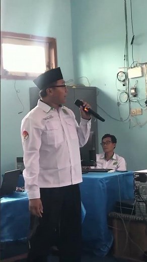 Ustad Khair sedang mempresentasikan tentang EMIS 4.0 di depan para guru dan pengawas.#mts Al Fattah