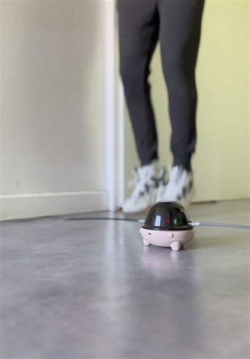 On sait tous que sauter, c’est l’un des meilleurs exercices pour brûler des calories rapidement 🔥 Mais le problème, c’est que tout le monde ne sait pas utiliser une corde à sauter, et c’est souvent galère à la maison 😩 Ce produit, il a été créé justement pour ça — pour tous ceux qui veulent perdre du poids ou se tonifier, sans se prendre la tête 💪 Tu peux t’entraîner chez toi, t’amuser, mettre ta musique et brûler jusqu’à 300 calories en 15 minutes 🕒 Et surtout en hiver, c’est le moment parf