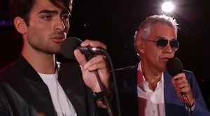 Andrea Bocelli und sein hübscher Sohn singen etwas von Ed Sheeran, was die Kinnläden von Fans runterklappen lässt