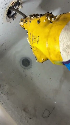 Professional bathtub drain snaking in Chicago. 🏢💦