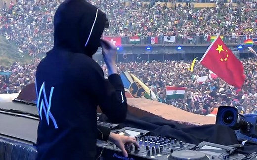 艾伦沃克Alan Walker现场版《The Spectre》，万人合唱，嗨爆了