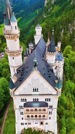 🏰 The Castle That Looks Like It Came From a Fairytale