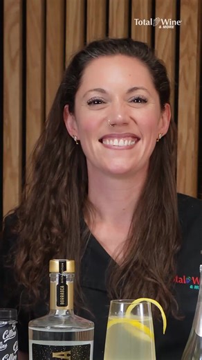 French 75… but make it vodka 🥂 Molly’s French 76 is the perfect bubbly cocktail for ringing in the New Year.