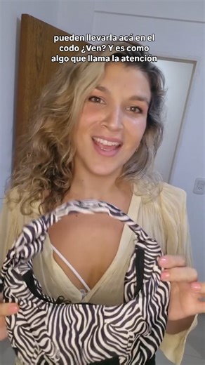 PIPOL | Mochilas, riñoneras y carteras 😉 on Instagram: "La banana es sin dudas, uno de los modelos que mas vendí. La eligen por su comodidad (tiene espuma en la base y la correa), y por su gran capacidad. La chiquita es una coquetería 🧚🏽‍♀️ Que tengan lindo inicio de semana 😊"