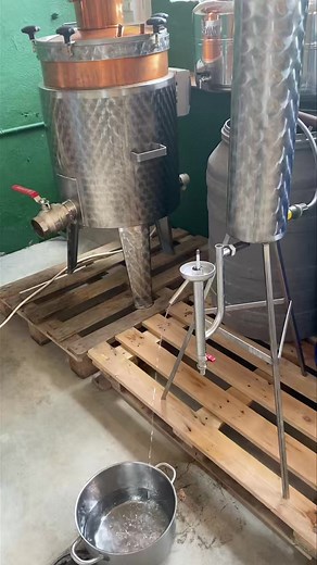 L’ALAMBIC EN FONCTIONNEMENT ! Avec Marie Larivoire ￼qui nous explique le fonctionnement de l’alambic (fabrication du gin) à la Distillerie du Bugey située à Saint-Martin de Bavel (Bugey-Ain–France). FB : Distillerie du Bugey Insta : distilleriedubugey Tél : 0689742164 Images et interview : Jean-noel Deparis Saint-Martin-de-Bavel #distillerie #bugey #bellerencontre | La Place du Village