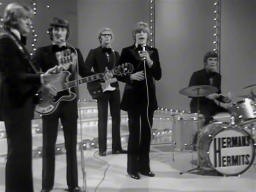Herman's Hermits 1967 - There's A Kind Of Hush ... 🎵 Listen full this song: https://goldenoldiessongs.topgreatsong.com/hermans-hermits-theres-a-kind-of-hush?utm_source=facebook&utm_medium=preel&utm_campaign=goldenoldiessongs | Golden Oldies Songs