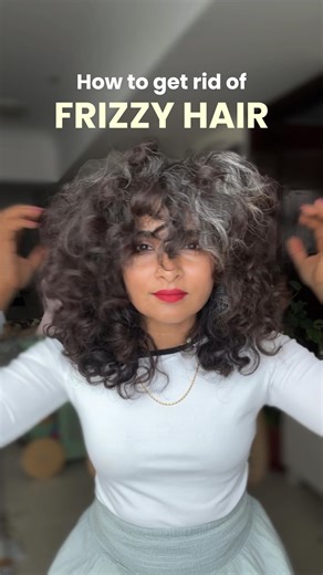 Elizabeth | Curly Hair Stylist & Educator 💇‍♀️ on Instagram: "How to manage frizz in stupid simple ways⤵️ Follow @honestlizhere for more real curly hair tips + To remember all the tips, save for later 👋 Send this to someone with frizzy curly hair 1. Remove buildup (your conditioner/mask/styling products will never work the best on hair with buildup! 2. Style on soaking wet hair (if you have thick coarse hair) these yummy products trap the water 💦 3. Protect your curls while sleeping, travelli