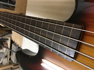 フレットレスベースのメリットとオススメ練習曲 - Geek IN Box