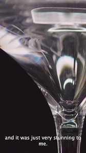 The new, mouth-blown JOSEPHINE wine glass collection has already received several awards for its special sensory and design. Each glass is unique and handmade according to the old art of glassmaking. It's unique design with a kink allows the aromas to evolve within the glass so that the wine can develop much more intense and faster. At the same time, the glass is so fine that it feels like you are holding the wine in your hand. 4,9 ★★★★★ (1000 ) on Reviews.io "I was a little skeptical, but these