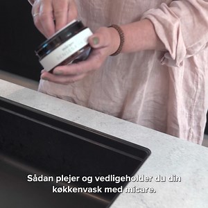Få din køkkenvask så pæn som ny med micare rense- og plejeprodukter 🌿🫧 Når du bruger vores startpakke 1 med rensesæbe og balsam, plejer og vedligeholder du vasken enkelt, hurtigt og nemt, samtidig med at du forstærker farven 🤩 Balsamen forhindrer ligeledes, at der samler sig kalk i vasken. Se her, hvordan du gør, og læs mere om produkterne på micare.dk. | micare