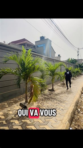 Contacter 📞📞00228 70532030 MAGNIFIQUE Villa bâtie sur 2 lots collés angle rue , soit 📐1200m² nouvelle construction jamais habité : elle est composée *Au rez-de-chaussée* : 3 Spacieuses chambres autonomes, 1 grand salon avec salle à manger, super grande cuisine, 2 Dépendances, grande piscine, grand jardin, guérite de sécurité avec caméras de surveillance, 2 Garages pour plusieurs voitures A l'étage : 3 Grandes chambres autonomes avec placards, superbe grande cuisine, grand balcon et salon priv