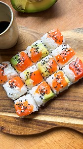Je teste des recettes virales 😎 les sushis express Non mais vraiment cette recette je vais la faire touuut le temps, c’est si pratique pour faire une soirée sushis sans se prendre la tête 🤓 Perso j’ai pris le riz pour sushis chez un traiteur asiatique, ça coûte rien du tout et ça évite de devoir le préparer (c’est un peu long à faire soi même mais c’est largement faisable tout de même !!) Du coup on dépose du papier film sur un bac à glaçon, on ajoute la garniture de son choix au fond : saumon