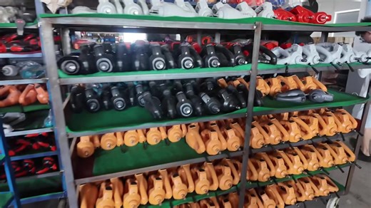 Must-have car jack kit for every driver! Lightweight & easy to store, labor-saving hand crank makes tire changing and maintenance a breeze. Thickened steel for durability, non-slip base for stability—beginners can master it in seconds. Full set of accessories included, essential for road trips. Grab yours now! #hydraulicjack #floorjack #electricjack #carjack #carliftingtool